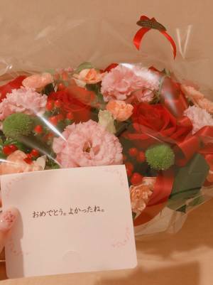 「涙が止まらない」　娘の結婚祝いに花束と贈った１０文字のメッセージに感動の声