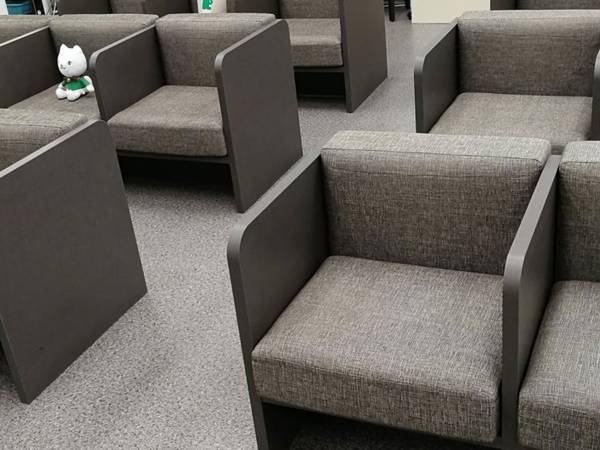 銀行の待合室にかわいい先客　実は重要な役割を果たしていた！