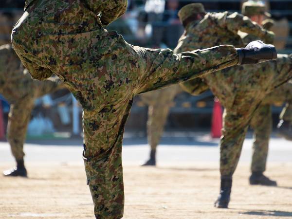 自衛隊が紹介するストレッチをやってみた！　継続すれば肩こりの軽減・予防にも…