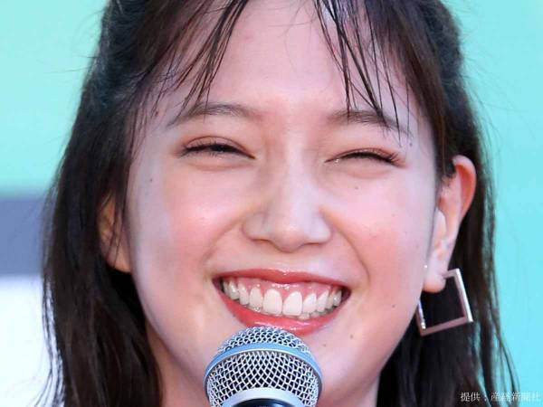 本田翼が『スライムどっさりケーキ』にガブッ！　２年前のオフショットが「かわいすぎる」と話題