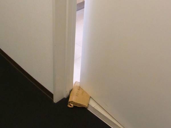 トイレの扉に段ボールが挟まっていると思ったら…？　「画期的！」と称賛の声が相次ぐ