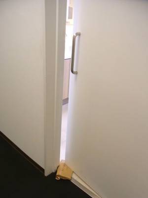 トイレの扉に段ボールが挟まっていると思ったら…？　「画期的！」と称賛の声が相次ぐ