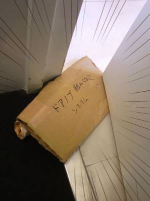 トイレの扉に段ボールが挟まっていると思ったら…？　「画期的！」と称賛の声が相次ぐ