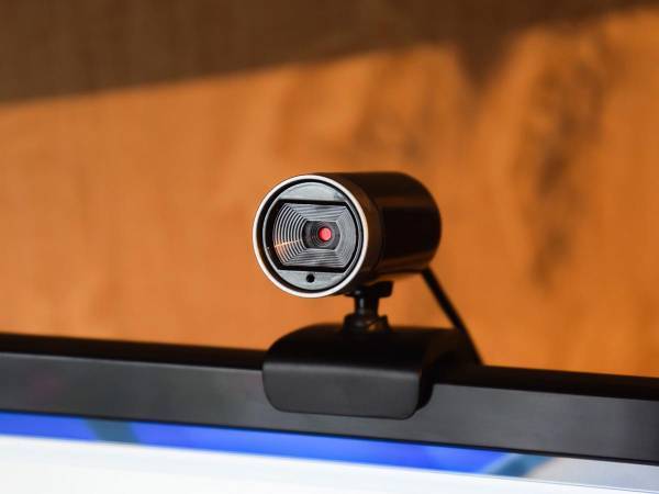 何食わぬ顔の男性、実は…？　本当の姿がバレて逃走！「表情が最高」「吹いた」