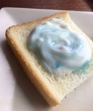 金平糖×ヨーグルトで、魅惑のスイーツに…　Twitterに投稿された写真に、１９万人が反響