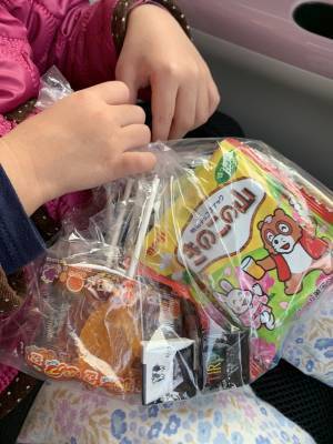 感染症の流行で普段通りに遊べない子供たち　すると、クロネコヤマトの人が来て？