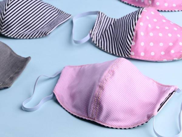 用意するのはTシャツとハサミだけ　糸すら使わない手作りマスクが簡単すぎる