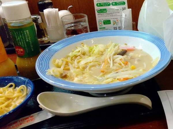 『リンガーハット』にちゃんぽんを食べに行ったら…　テーブル右側に置かれたものに驚愕