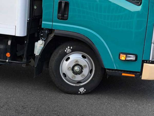 「クロネコもちょっとかわいいことするやん」　トラックをよく見ると？