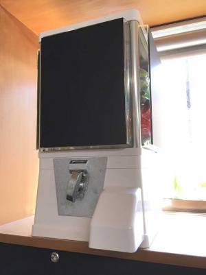 こんな会社で働きたい…っ！　置いてあるカプセルトイの『最高すぎる中身』が、こちら