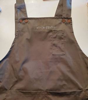 妻からもらったエプロンに謎の数式　計算の末、できたグラフに驚き！