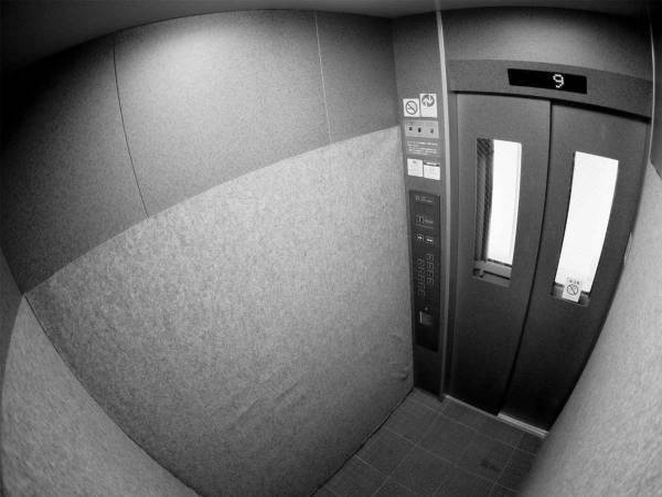 エレベーターに関する貼り紙に衝撃　いつもは多くの人が乗っているけれど？