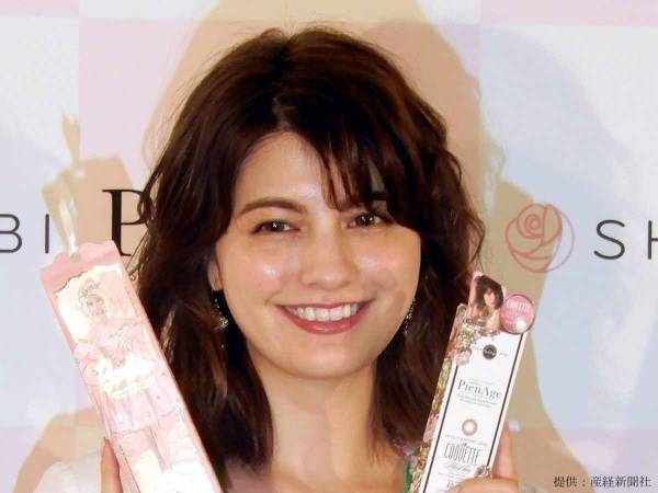 マギーが胸元あらわな私服ショットを披露！　ファン「眼福…」とメロメロに