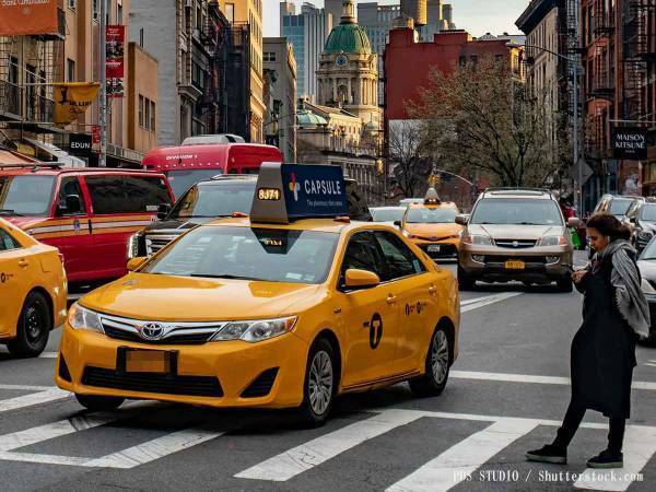 病院スタッフがサプライズ！　無償で患者を送り届けるタクシードライバーの目に涙