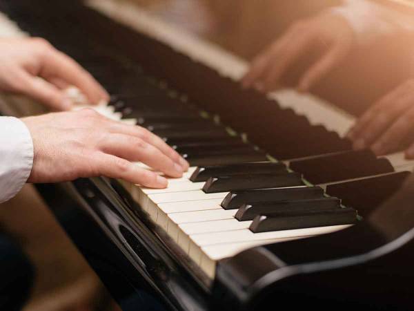 『大御所作曲家』が自宅のピアノで演奏する動画を無料公開！お家時間を贅沢に過ごしたい方にぜひ