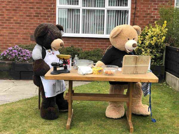 外出自粛中の人たちに笑いを提供　２匹のクマが繰り広げる『クマ劇場』