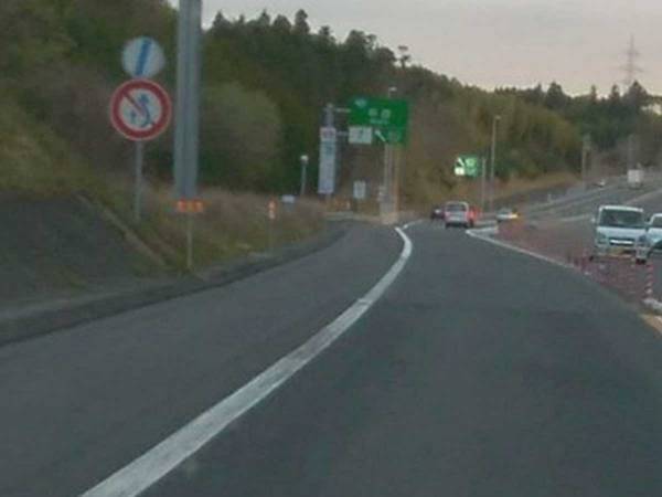 ドライバーと同棲中の女性が『電光掲示板』に感激！　表示されていた言葉が…