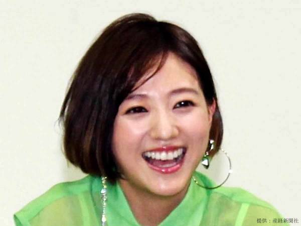 伊藤千晃の胸元に「そんなところにホクロが…」　ショートヘアのドレス姿が大好評！