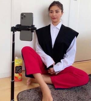 「外出自粛中に撮った証明写真」　斬新すぎる撮影方法に、２４万人が爆笑！