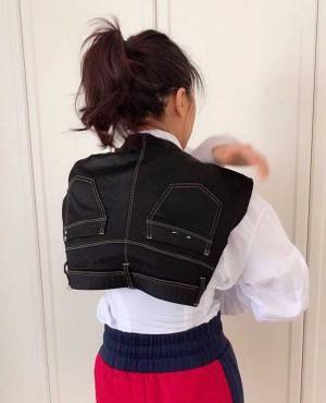 「外出自粛中に撮った証明写真」　斬新すぎる撮影方法に、２４万人が爆笑！