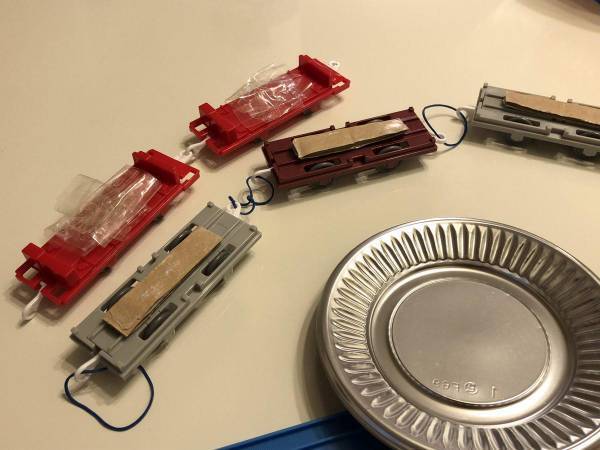 親が考えた『自宅回転寿司』に称賛の声！　「最高のアイディア」「我が家もやろう！」