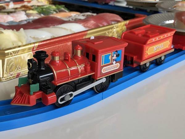 親が考えた『自宅回転寿司』に称賛の声！　「最高のアイディア」「我が家もやろう！」