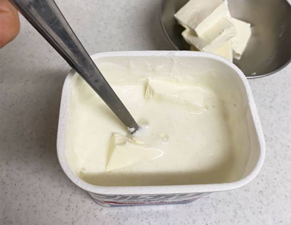 ヨーグルトのパックそのまま…　話題の『チーズケーキ』を作ってみると？「洗い物少ない」「簡単」