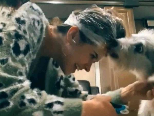 爪切りを嫌がる犬に気付かれずに爪を切る方法を披露した女性　「天才だ！」