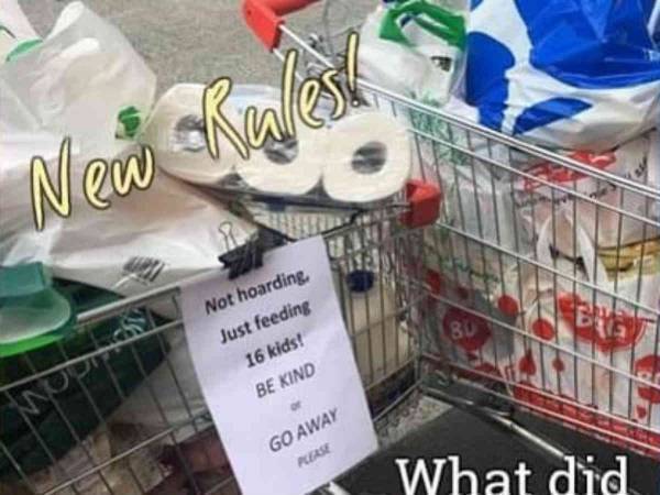 大量の食料品を買った女性　カートに貼られた紙に　「グッドアイディア！」