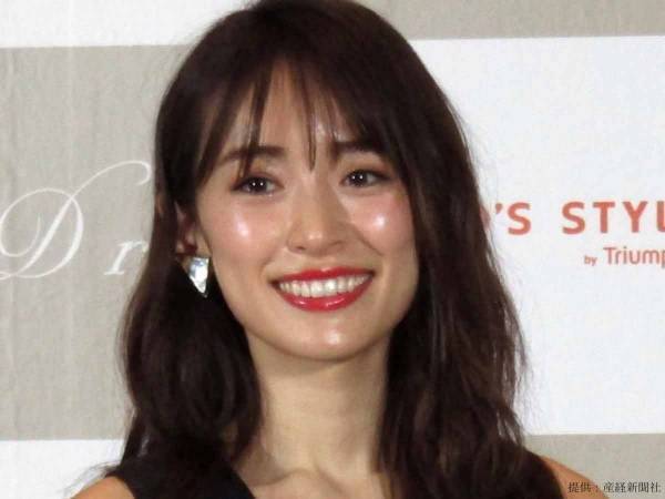 泉里香がトレーニング中の汗ばんだショットを公開！　愛用のボールは「はさんだり踏んだり」