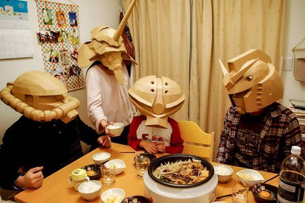 段ボール製のガンダムマスク　「完成度高すぎ」「絶対に感染しない」と称賛の声