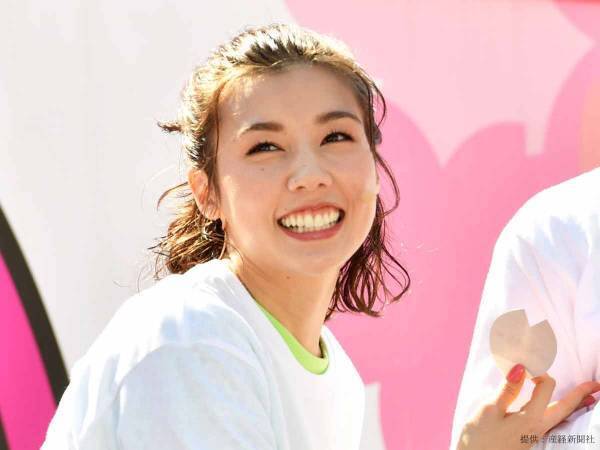 仲里依紗がおしゃれな自撮りを公開！　『鼻の下』の物体に「ソレ、何？」