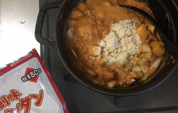 「バニラアイスとトマト缶とカレー粉を…」何が完成するかというと？