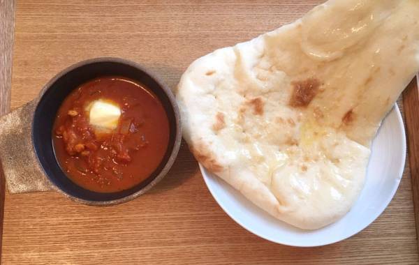 「バニラアイスとトマト缶とカレー粉を…」何が完成するかというと？