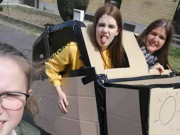 マックのドライブスルーで買いたいけど車がない！　母と娘の挑戦に腹筋崩壊