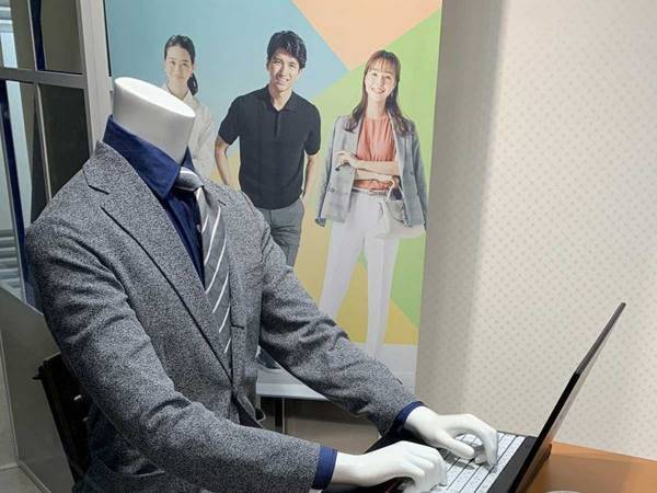 『洋服の青山』がまたやった…！　マネキンを写した３枚に突っ込み殺到