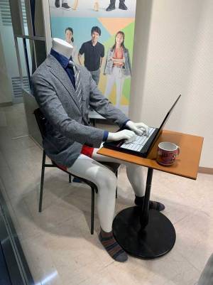 『洋服の青山』がまたやった…！　マネキンを写した３枚に突っ込み殺到