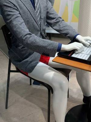 『洋服の青山』がまたやった…！　マネキンを写した３枚に突っ込み殺到