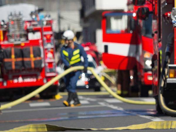 ホースを抱え、地面に横たわる消防士　伝えたかったメッセージを写した『４枚』