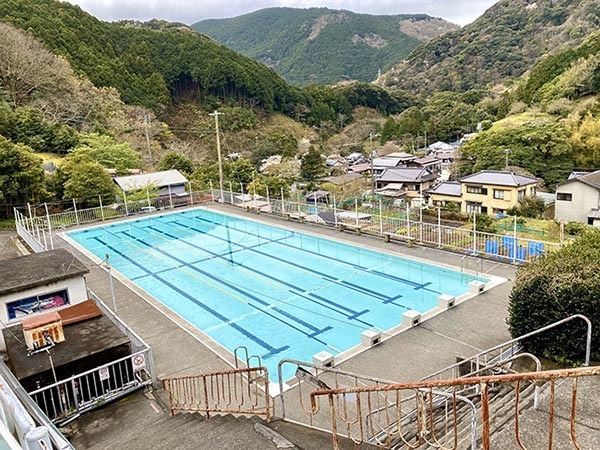 「プール？…いいえ、温泉です！」　素敵な施設に「楽しそう」「泊まってみたい！」