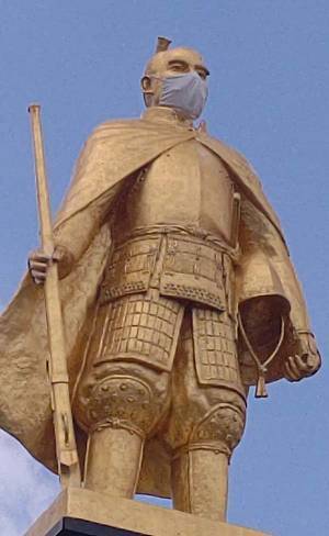 岐阜駅の『信長像』に「笑った」「さすがすぎる」の声　銅像を見上げてみると…？