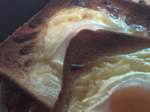 「エッグトースト作ったんだけど怖い…」　ヒヤリとする出来栄えがこちら！