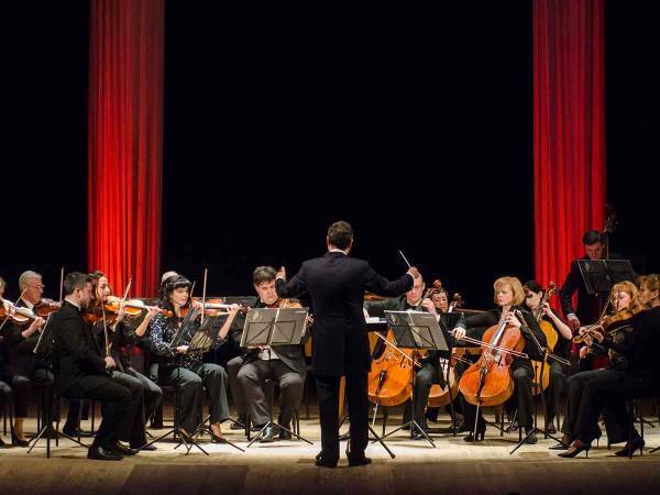 新型コロナでオーケストラもテレワーク　黒服・ステージとは打って変わって普段着で自宅で…