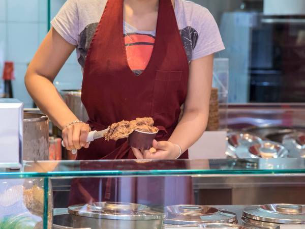 営業再開した飲食店で客に暴言を吐かれた１７歳の店員が辞職　同情の声が集まる