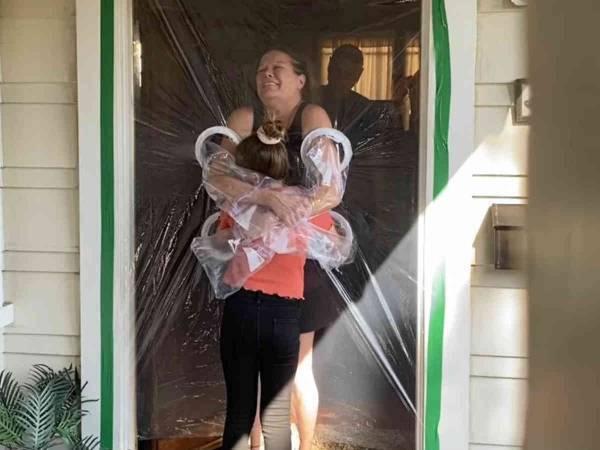 安全にハグができる『ハグカーテン』に絶賛の声　「素晴らしい」「私も作る」