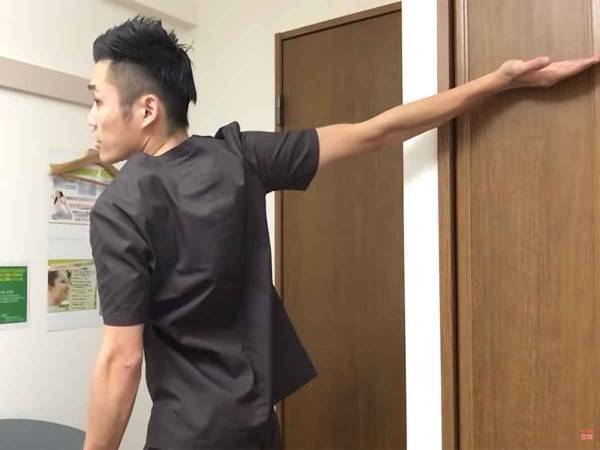 猫背の原因にびっくり！劇的に改善する猫背矯正方法とは？