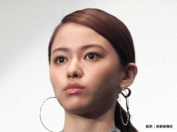 山本舞香、清楚＆ヘソ出しコーデを公開！　ウエストの細さにファン「内臓入ってる…？」