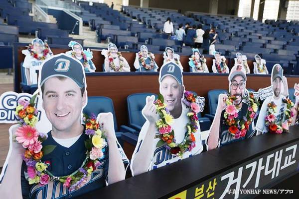 コロナの影響で無観客試合になった野球　客席が「斬新すぎる」「最高のアイディア」と話題に！