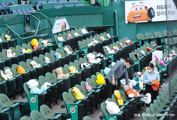 コロナの影響で無観客試合になった野球　客席が「斬新すぎる」「最高のアイディア」と話題に！