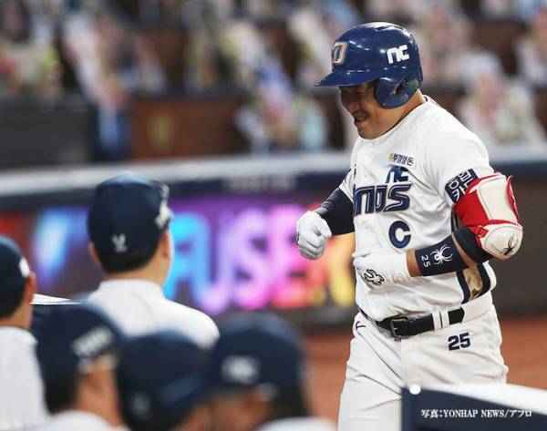 コロナの影響で無観客試合になった野球　客席が「斬新すぎる」「最高のアイディア」と話題に！